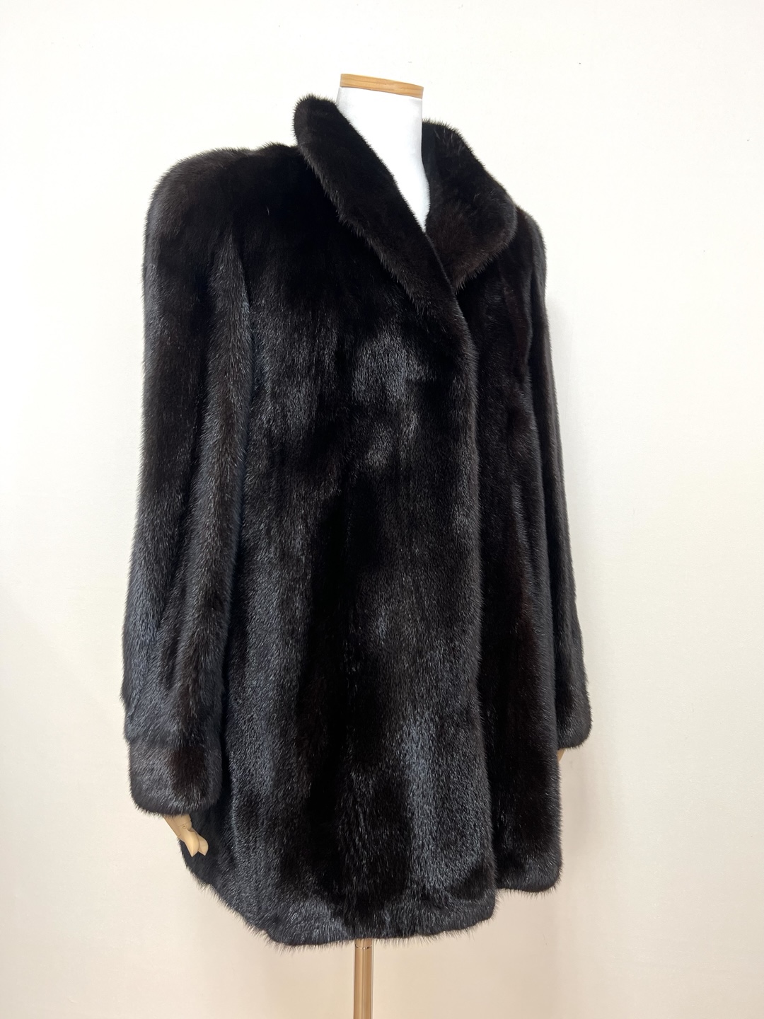 미사용전시품 블랙그라마 다크브라운 풀스킨 하프 밍크코트 라지사이즈 중간길이 - 이미지 3