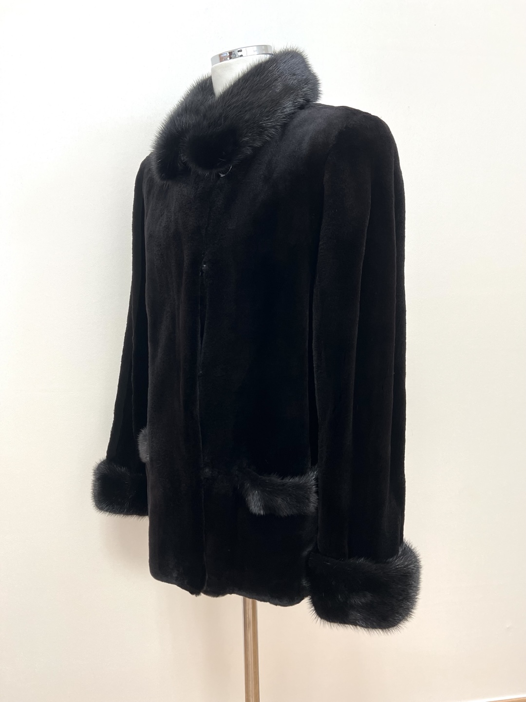 사가슈퍼컬리티 볼륨트리밍 딥다크브라운 풀스킨 쉬어드 숏 밍크코트 스몰 55반 - 이미지 6