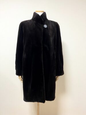 SAGA 사가슈퍼컬리티 THE WORDROBE 초코브라운 하이넥 풀스킨 쉬어드롱밍크코트 무릎길이