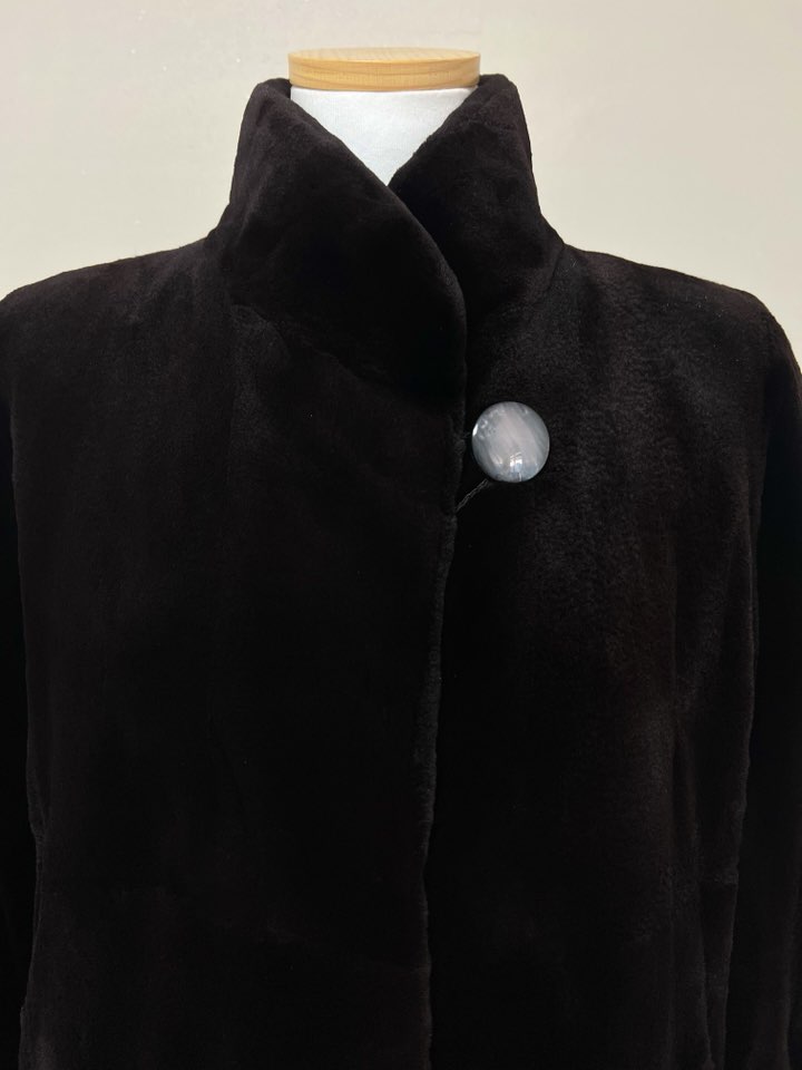 SAGA 사가슈퍼컬리티 THE WORDROBE 초코브라운 하이넥 풀스킨 쉬어드롱밍크코트 무릎길이 - 이미지 2