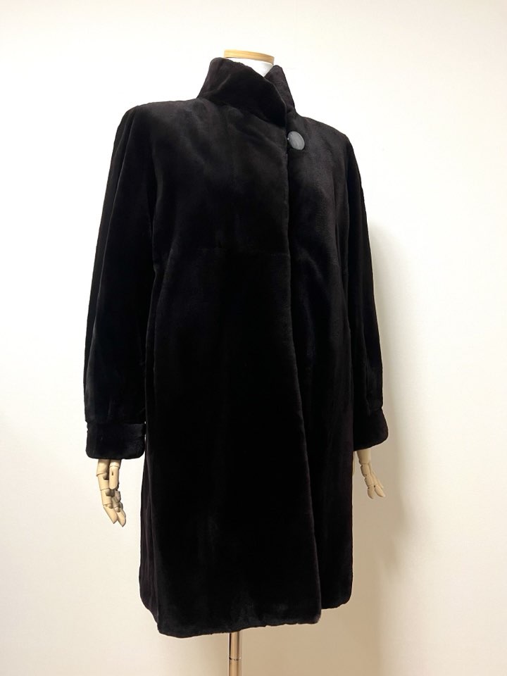 SAGA 사가슈퍼컬리티 THE WORDROBE 초코브라운 하이넥 풀스킨 쉬어드롱밍크코트 무릎길이 - 이미지 3