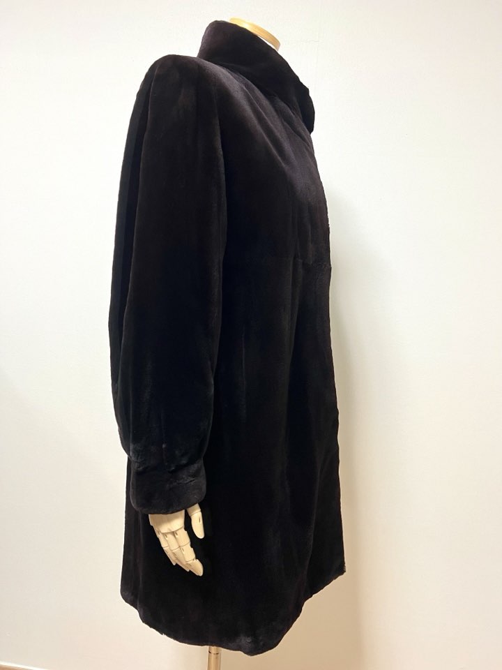 SAGA 사가슈퍼컬리티 THE WORDROBE 초코브라운 하이넥 풀스킨 쉬어드롱밍크코트 무릎길이 - 이미지 4