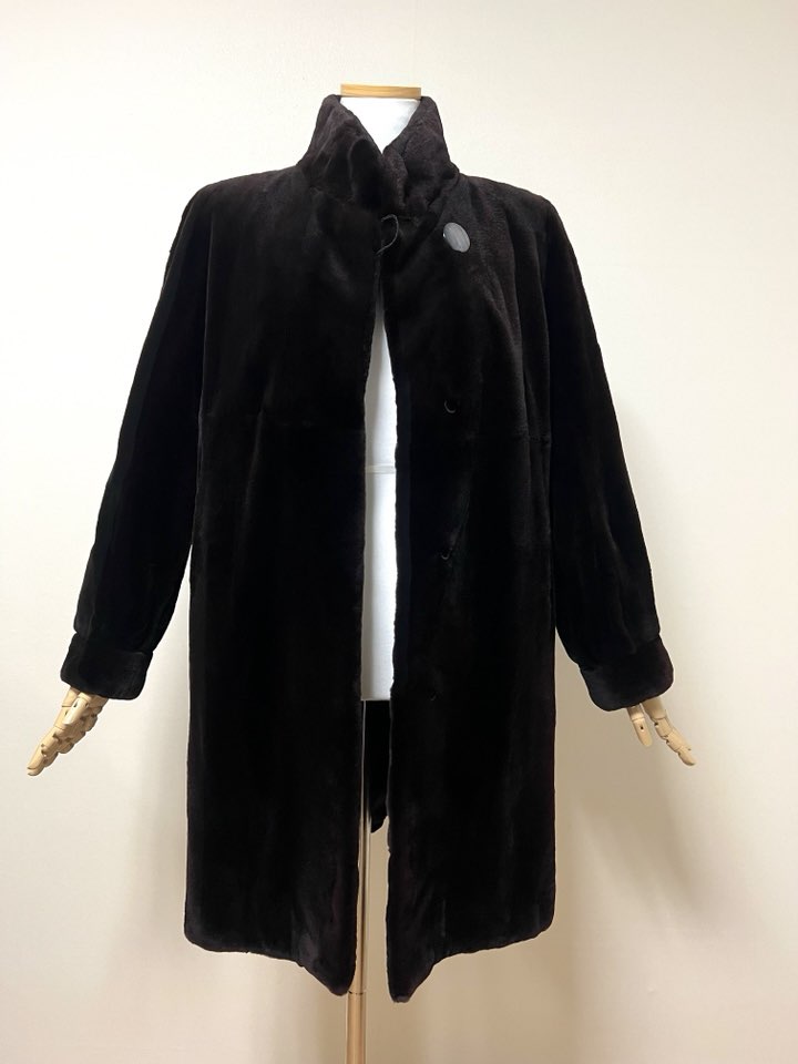 SAGA 사가슈퍼컬리티 THE WORDROBE 초코브라운 하이넥 풀스킨 쉬어드롱밍크코트 무릎길이 - 이미지 7