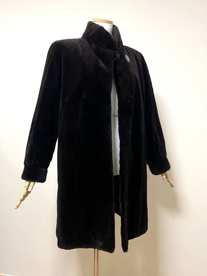 SAGA 사가슈퍼컬리티 THE WORDROBE 초코브라운 하이넥 풀스킨 쉬어드롱밍크코트 무릎길이 - 이미지 8